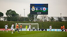 Momentka ze zápasu fotbalist Vykova (v oranovém) a béka Realu Madrid, kteí...