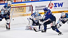 Jaromír Pytlík z Kladna (v modrém) rozhoduje zápas 45. kola extraligy na ledě...