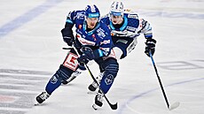 Zleva Jakub Strnad z Kladna (v modrém) v souboji s Janem Ekrtem z Brna.