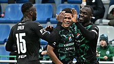 Fotbalisté Baníku Ostrava se radují z gólu do sít� Mladé Boleslavi, vpravo jeho...