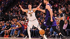 Nikola Joki z Denver Nuggets se roziluje bhem utkání se Sacramento Kings.