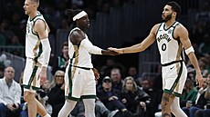 Jayson Tatum (vpravo) a Jrue Holiday z Boston Celtics se radují v zápase s...