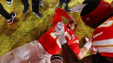 Patrick Mahomes z Kansas City Chiefs leí na trávníku po druhém vítzství v...