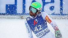 Slovenský lya Andreas ampa dojídí do cíle druhého kola obího slalomu...