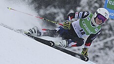 Americká lyaka A.J. Hurtová bojuje v obím slalomu Svtového poháru v Soldeu.