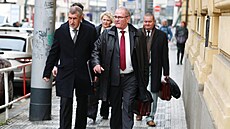 Andrej Babi� p�ichází k soudu. M�stský soud v Praze za�al ve st�edu op�tovn�...