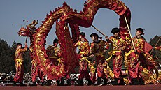 Dra�í tanec. �í�ané oslavují svátky jara v Pekingu tradi�ním dra�ím tancem.