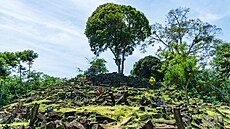 Tvrzení, �e by celá hora Gunung Padang byla jednou velkou pyramidou, navíc...