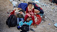 Palestinci přicházejí do města Rafáh poté, co byli evakuováni z Násirovy...