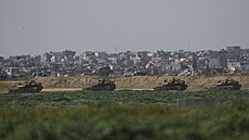 Izraelské tanky se pohybují v oblasti u hranic s Gazou. (15. února 2024)