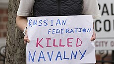 Protestující stojí naproti ruskému velvyslanectví v Londýn. (16. února 2024)