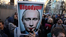 Mu drí transparent s ruským prezidentem Vladimirem Putinem bhem vigilie za...