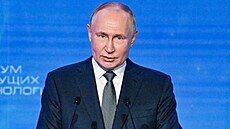 Ruský prezident Vladimir Putin pi projevu na Fóru technologií budoucnosti v...