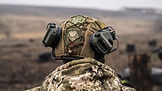 Ukrajinský voják bhem výcviku na blíe neureném míst v Doncké oblasti na...