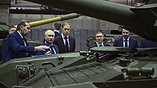 Ruský prezident Vladimir Putin bhem návtvy vojenského závodu v uralském...