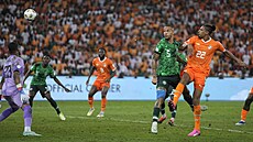Sébastian Haller z Pobeí slonoviny dává vítzný gól Nigérii ve finále...