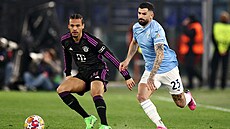 Leroy Sané z Bayernu se p�ipravuje na p�evzetí mí�e p�ed Elseidem Hysajem z...