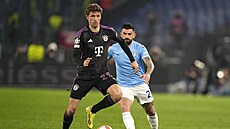 Thomas Müller z Bayernu pipraven krýt mí ped protihráem z Lazia.