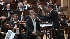 Barytonista Christian Gerhaher a dirigent Jakub Hr��a s �eskou filharmonií na...