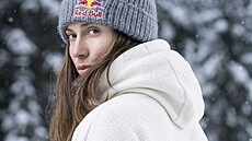 Krom� snowboardcrossu Evu baví surfování, tancování, lezení po skalách, jízda...