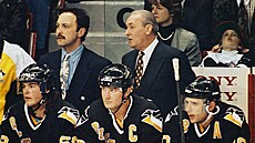 Slavná hokejová lajna ve sloení Jaromír Jágr, kapitán Mario Lemieux a Ron...