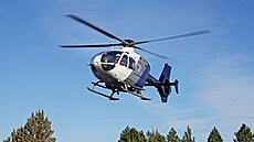 Na fotografii je vrtulník Eurocopter EC 130. Stejný typ stroje v pátek...