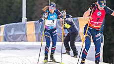 Justine Braisazová-Bouchetová na trati hromadného závodu za svou krajankou...