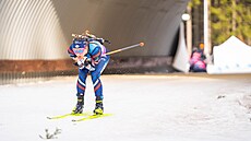 OSAMOCENÁ. Justine Braisazová-Bouchetová pro�ila v�t�inu závodu s hromadným...