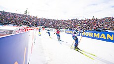 V KOTLI. Biatlonistky p�ijí�dí na první polo�ku závodu s hromadným startem