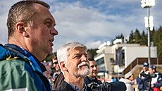 Petr Pavel sleduje závod s hromadným startem �en ze st�elnice.