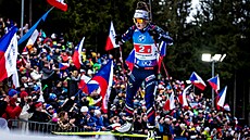 Francouzka Lou Jeanmonnotová letí po trati tafetového závodu en.