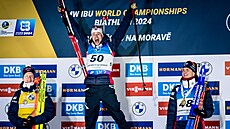 PRVNÍ! Sturla Holm Lägreid skáe na zlatý stupínek medailového pódia po sprintu...