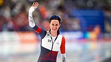 SPOKOJENOST. Martina Sáblíková zdraví diváky po konci své jízdy v závod� t�i...