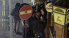 Policisté v p�estrojení �íhají na zlod�je luxusních hodinek p�ed no�ním...