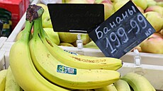 Ekvádorské banány na pultu ruského hypermarketu Lenta (22. ledna 2024)