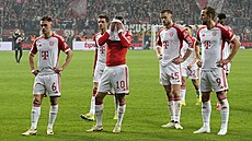 Zdrcení fotbalisté Bayernu Mnichov po porá�ce s Leverkusenem.