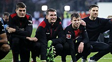 eské trio z Leverkusenu (zleva) Patrik Schick, Matj Ková a Adam Hloek pi...