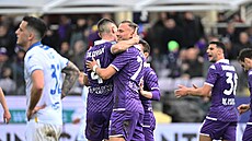 eský fotbalista Antonín Barák slaví ze spoluhrái z Fiorentiny gól do sít...