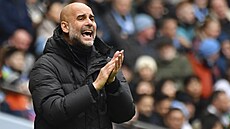 Kou� fotbalového Manchesteru City Pep Guardiola povzbuzuje vlastní sv��ence...