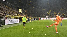 Fotbalisté Dortmundu pomáhají s odklízením tenisák ze hit. Naházeli je tam...