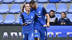 Liberecký fotbalista Nicolas Penner (vlevo) slaví gól v domácím ligovém utkání...