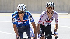 Jan Hirt a Adam Yates v královské etap� Kolem Ománu.