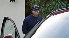 Tiger Woods nastupuje do auta po odstoupení z turnaje Genesis Invitational.