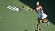 Kate�ina Siniaková odehrává mí�ek v prvním kole turnaje v Dubaji.