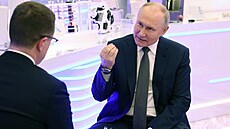 Ruský diktátor Vladimir Putin v rozhovoru s televizním moderátorem Pavlem...