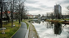 Park je na pravém behu Male. K vod vedou schody.