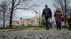 V pozadí je vidt opravovaný kulturní dm Slavie.