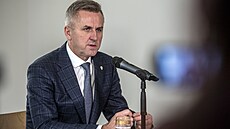 Nový vedoucí Kancelá�e prezidenta republiky Milan Va�ina na tiskové konferenci...