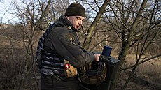 Ukrajinský voják instaluje elektronický bojový systém k potlaení ruských dron...