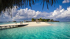 Veligandu Island Beach, Maledivy. Tato vítzná plá dala jméno celému ostrovu,...